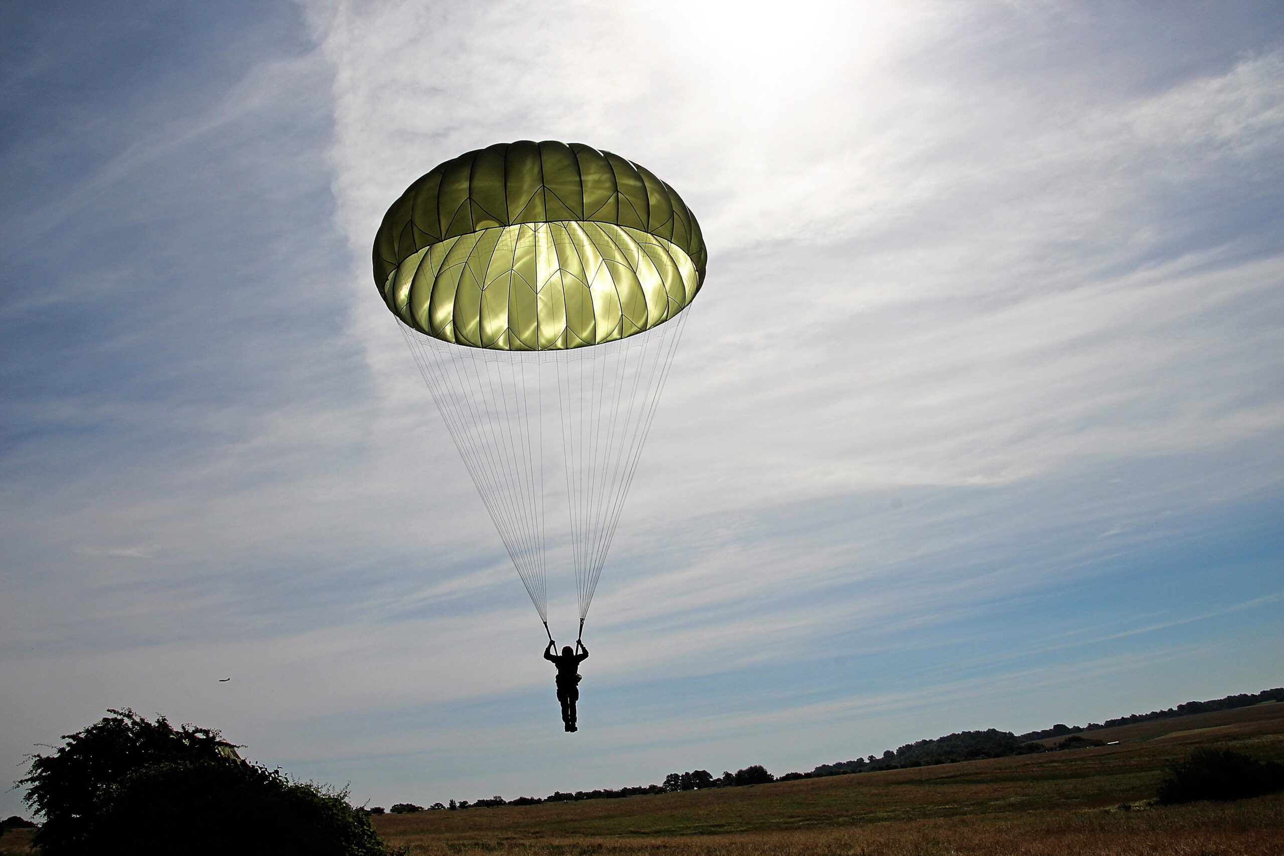 parachutist-parachute-skydiving-fly-da6fabcefa088c74f1445edd0dac4151
